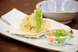 揚物：広島産牡蠣の天婦羅 獅子唐 赤おろし 中葱 天出汁