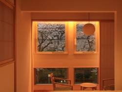 【客室：をりから】吉田屋本館の対岸に建つ別邸をりからからも桜が見えます。