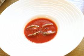 前菜：トマトのスープ　～浅利、エルブ・ド・プロヴァンス～