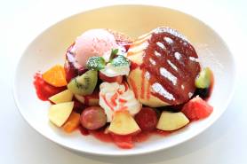 季節のフルーツ＆4種のベリーのパンケーキ【850円／税別】